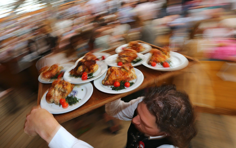 Wirte wollen die Chancen zu mehr Ökoprodukten - etwa Bio-Hendl -  auf dem Oktoberfest prüfen. (Archivfoto) - Foto: picture alliance / Karl-Josef Hildenbrand/dpa