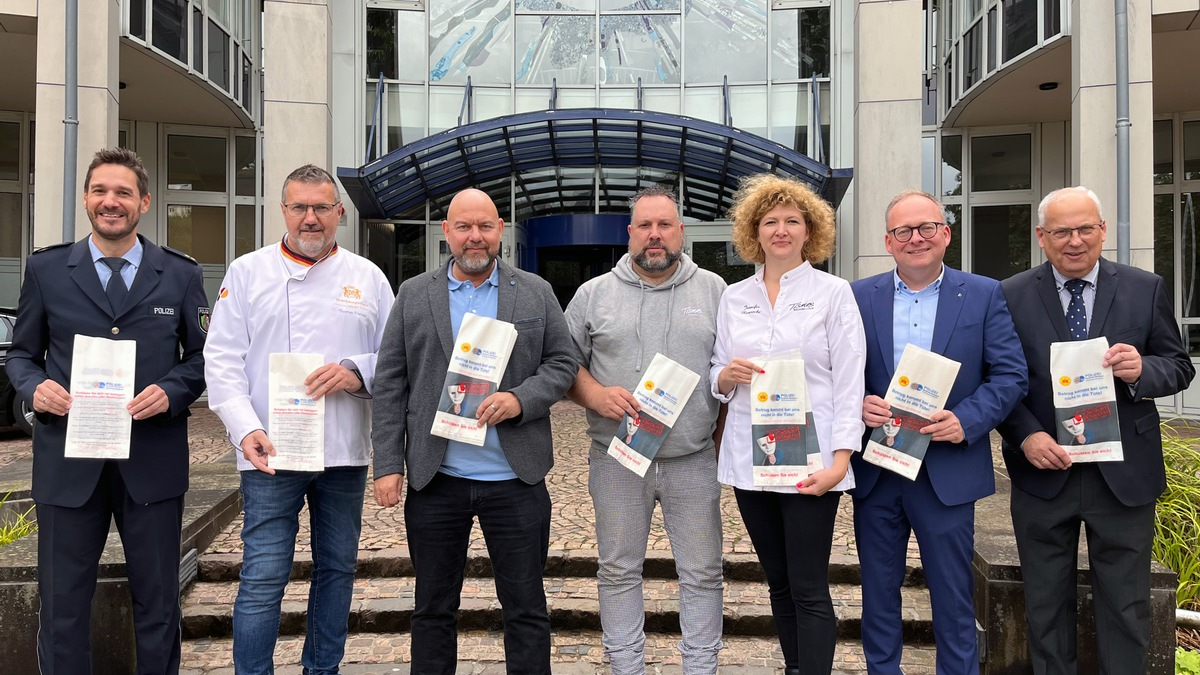 POL-HSK: Betrugsprävention im HSK: Brötchentüten mit Tipps gegen Betrugsmaschen - Foto: presseportal.de