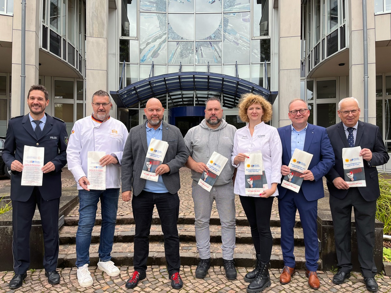 POL-HSK: Betrugsprävention im HSK: Brötchentüten mit Tipps gegen Betrugsmaschen - Foto: presseportal.de