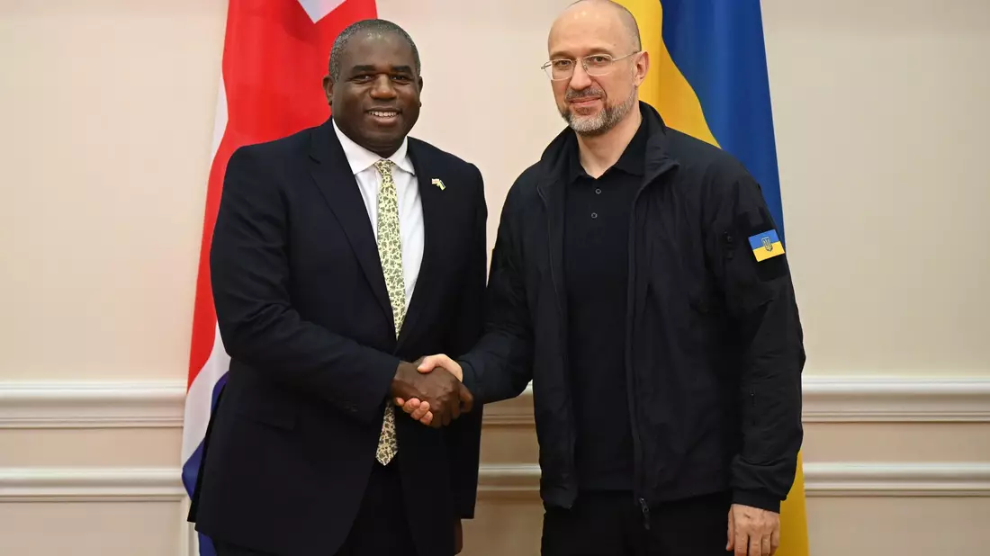Der ukrainische Regierungschef Denys Schmyhal hat den britischen Außenminister David Lammy nochmals um die Freigabe weitreichender Waffen gebeten. - Bild: Leon Neal/PA Wire/dpa