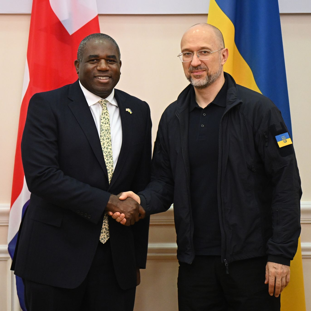Der ukrainische Regierungschef Denys Schmyhal hat den britischen Außenminister David Lammy nochmals um die Freigabe weitreichender Waffen gebeten. - Foto: Leon Neal/PA Wire/dpa