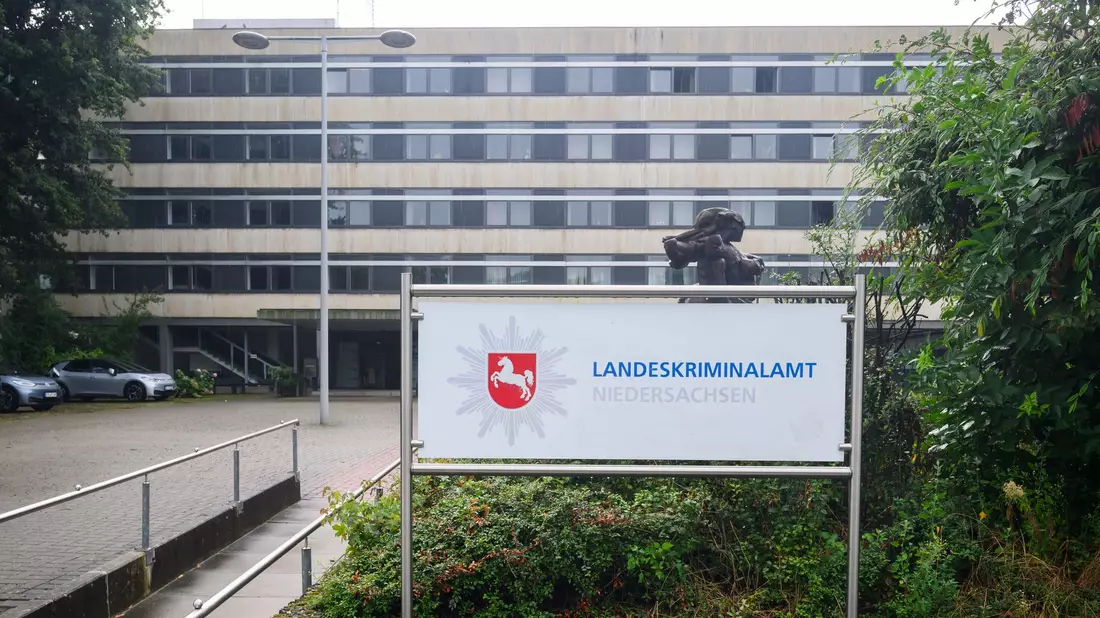 Kann ein Fernsehbeitrag den Ermittlern vom LKA in Niedersachsen helfen? (Archivbild)  - Bild: Julian Stratenschulte/dpa