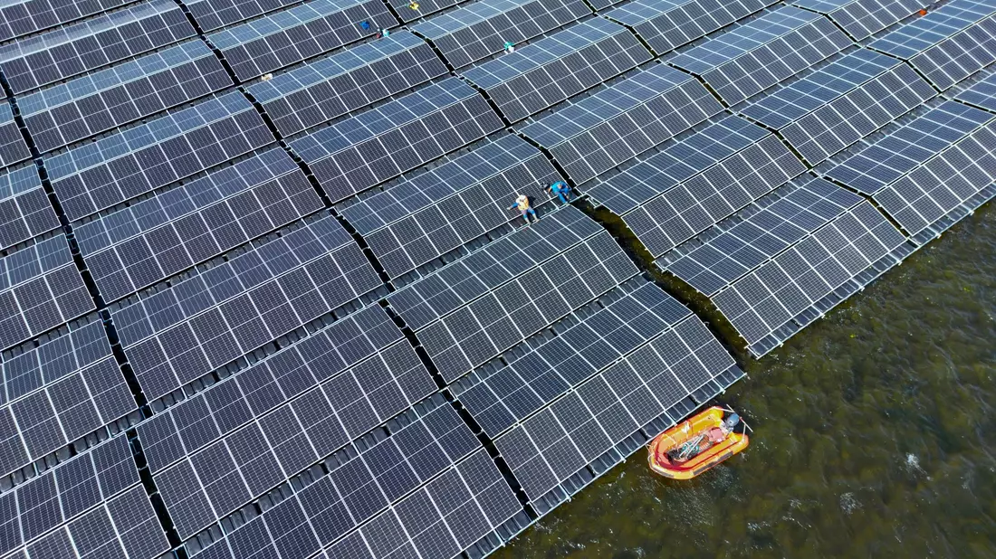 Das Stromsystem soll laut Wirtschaftsminister Robert Habeck fit gemacht werden für hohe Anteile erneuerbarer Energien. (Archivbild) - Bild: Patrick Pleul/dpa