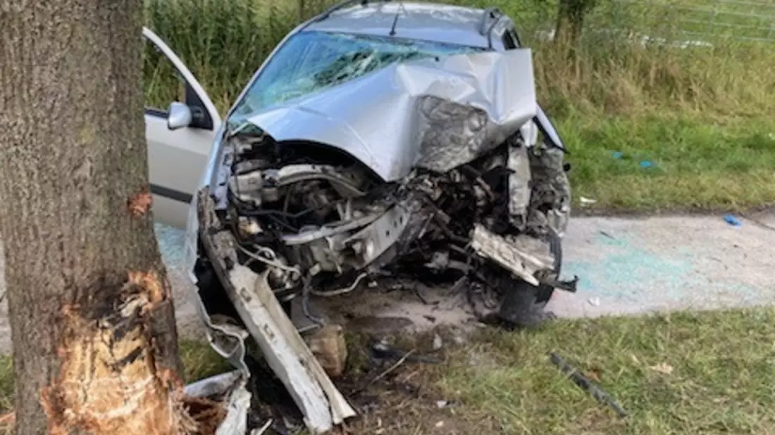 POL-CUX: Schwerer Verkehrsunfall auf der Heerstraße in Cuxhaven-Altenbruch - Fahrzeugführerin prallt mit ihrem PKW gegen Baum - Rettungshubschrauber im Einsatz (Lichtbild in der Anlage) - Bild: presseportal.de