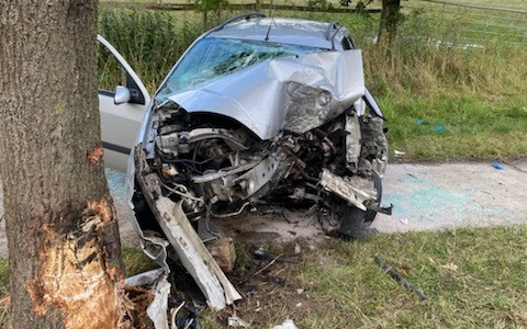 POL-CUX: Schwerer Verkehrsunfall auf der Heerstraße in Cuxhaven-Altenbruch - Fahrzeugführerin prallt mit ihrem PKW gegen Baum - Rettungshubschrauber im Einsatz (Lichtbild in der Anlage) - Foto: presseportal.de