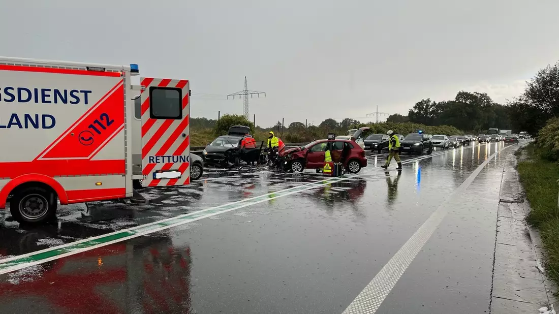 POL-WHV: Schwerer Verkehrsunfall auf B210 aufgrund Hagelschauers - Bild: presseportal.de