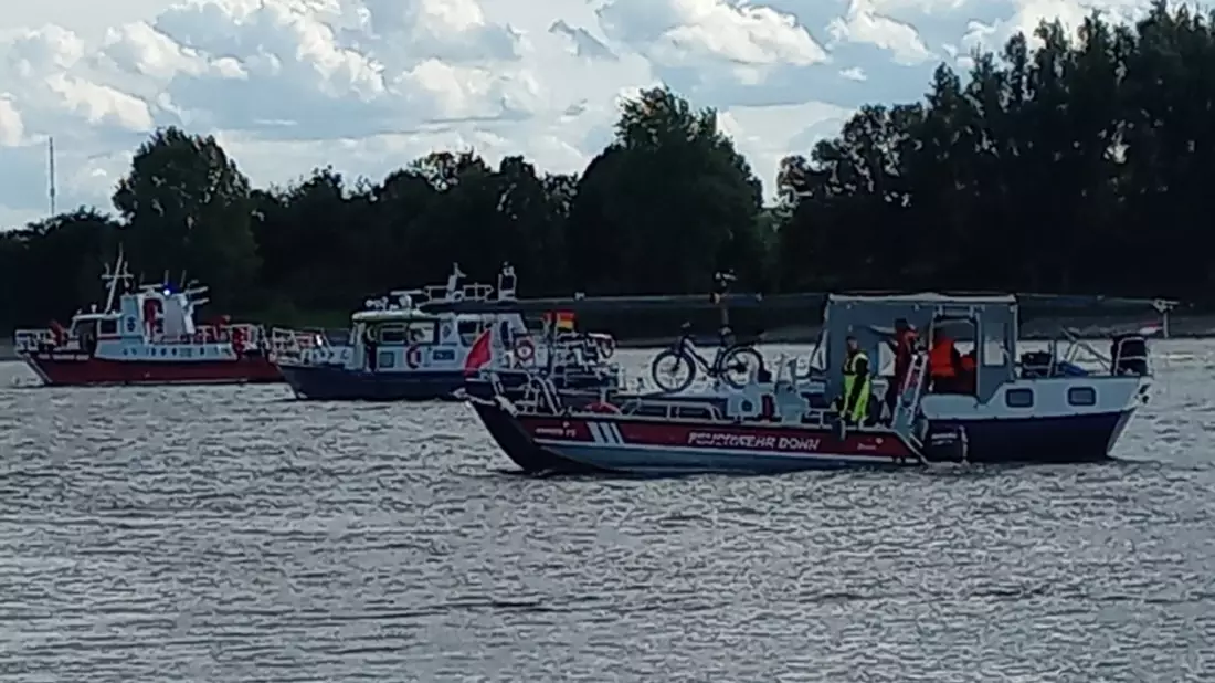 FW-BN: Feuerwehr Bonn sichert manövrierunfähige Motorsegelyacht auf dem Rhein - Bild: presseportal.de