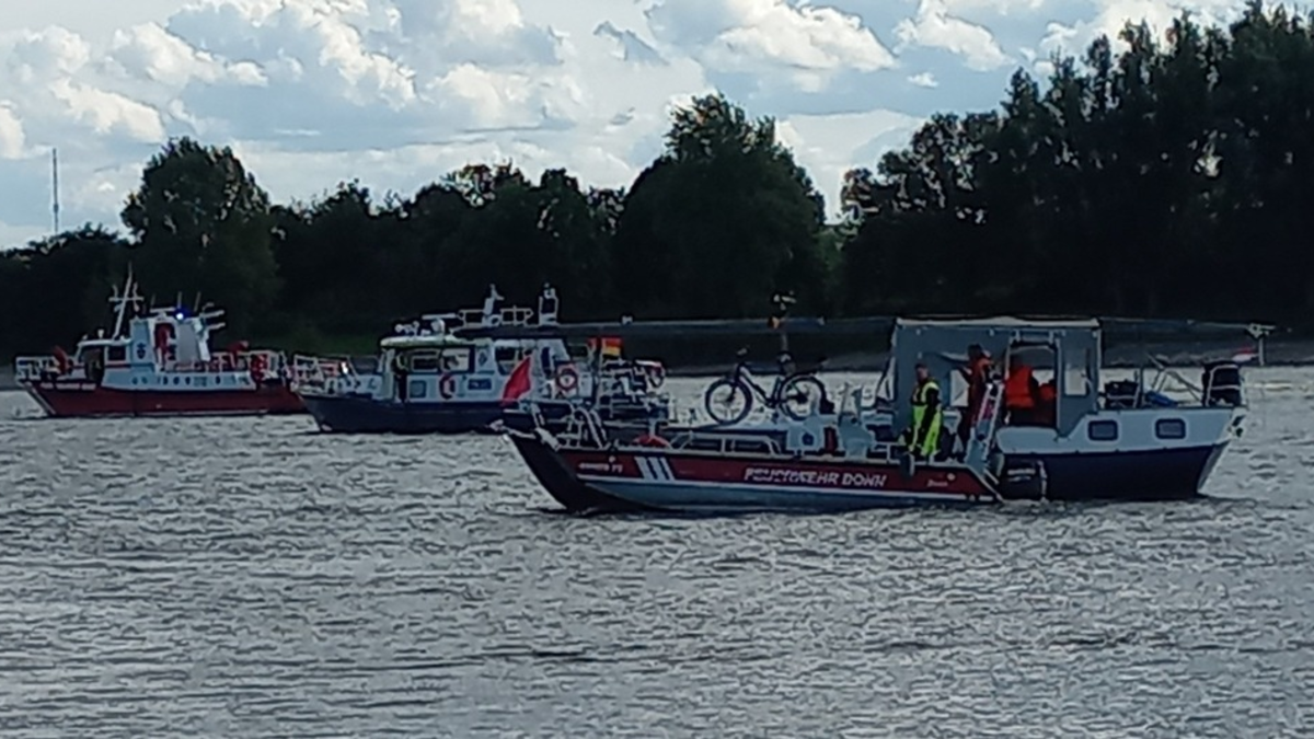 FW-BN: Feuerwehr Bonn sichert manövrierunfähige Motorsegelyacht auf dem Rhein - Foto: presseportal.de