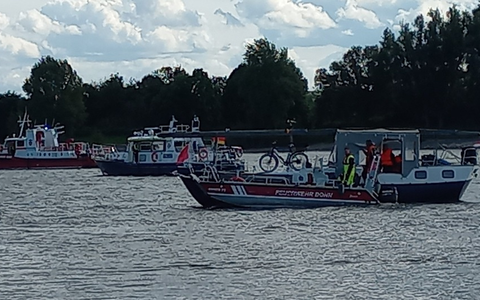 FW-BN: Feuerwehr Bonn sichert manövrierunfähige Motorsegelyacht auf dem Rhein - Foto: presseportal.de