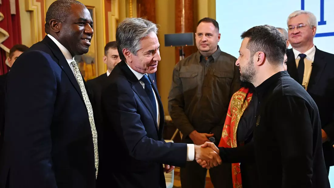 US-Außenminister Antony Blinken versichert in Kiew einmal mehr, dass Washington sich dem Sieg der Ukraine im russischen Angriffskrieg verpflichtet sehe. - Bild: Leon Neal/Pool Getty Images Europe/AP/dpa