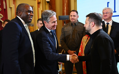 US-Außenminister Antony Blinken versichert in Kiew einmal mehr, dass Washington sich dem Sieg der Ukraine im russischen Angriffskrieg verpflichtet sehe. - Foto: Leon Neal/Pool Getty Images Europe/AP/dpa