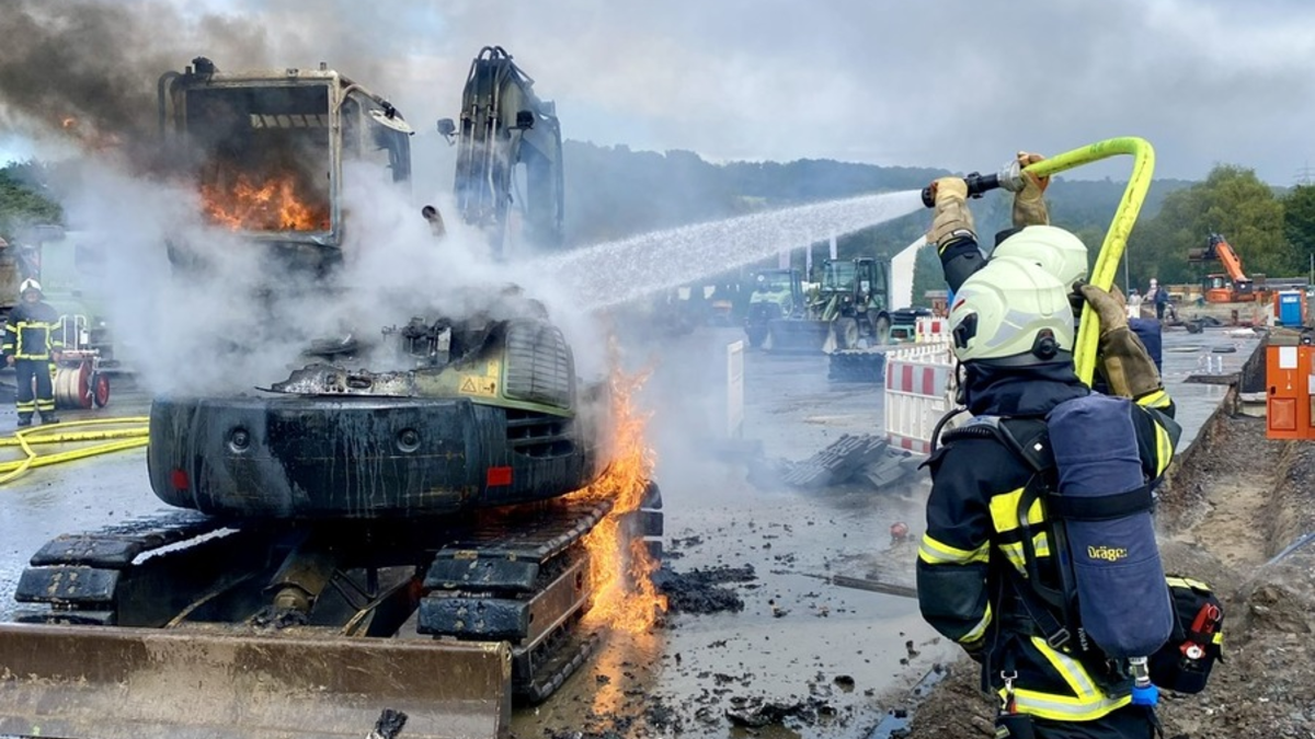 FW-MK: Bagger brannte in voller Ausdehnung - Foto: presseportal.de