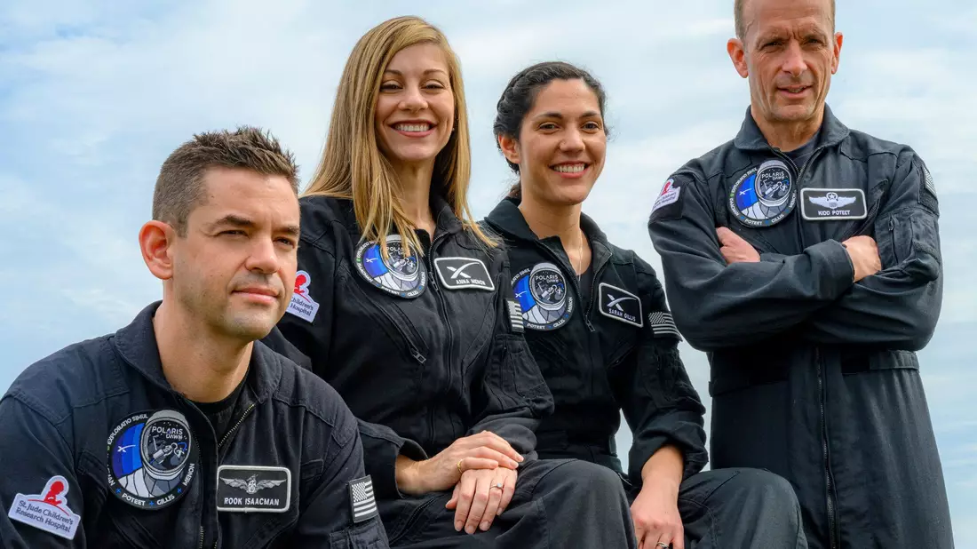 Jared Isaacman (links) und Sarah Gillis (zweite von rechts) sollen den Crew Dragon für einen Außeneinsatz verlassen. (Archivbild) - Bild: John Kraus/Polaris/AP/dpa