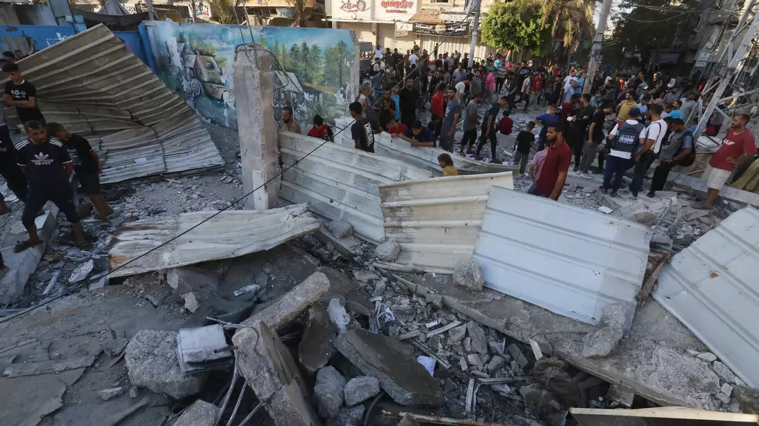 Nach einem Luftangriff auf ein Schulgebäude im Gazastreifen. (Archivbild) - Bild: Omar Ashtawy/APA Images via ZUMA Press Wire/dpa