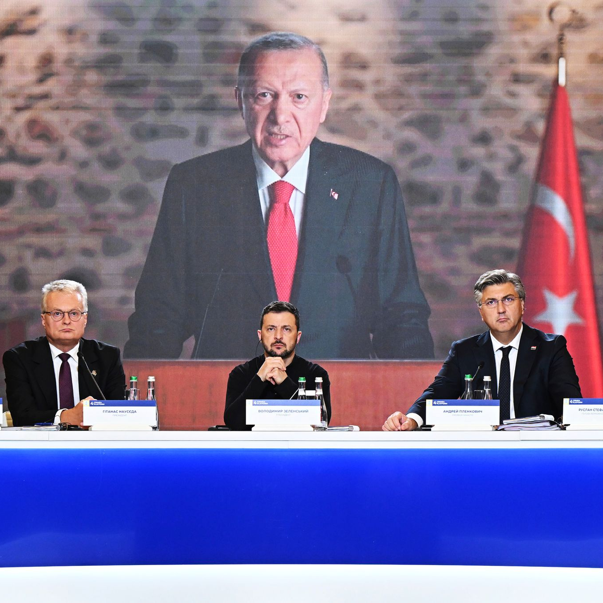 Mit der Krim-Plattform kämpft die Ukraine um die Rückholung der von Russland annektierten Schwarzmeer-Halbinsel. - Foto: Leon Neal/Pool Getty Images Europe/AP