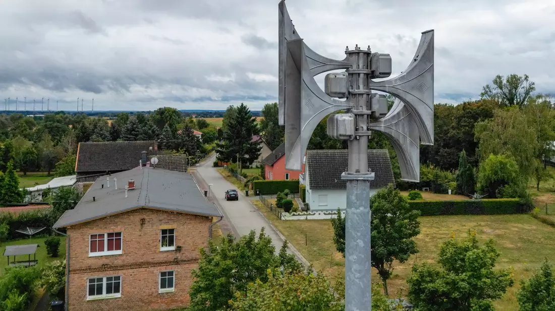 Vielerorts wurden in den vergangenen Jahren Sirenen aufgebaut beziehungsweise alte Sirenen ertüchtigt. (Archivbild) - Bild: Patrick Pleul/dpa