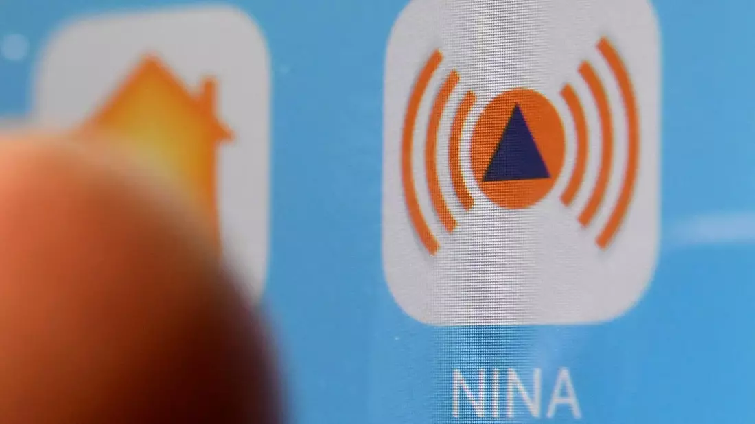 Das Bundesamt für Bevölkerungsschutz und Katastrophenhilfe (BBK), das den Probealarm am bundesweiten Warntag auslöst, betreibt die Warn-App NINA. (Symbolbild) - Bild: Marijan Murat/dpa