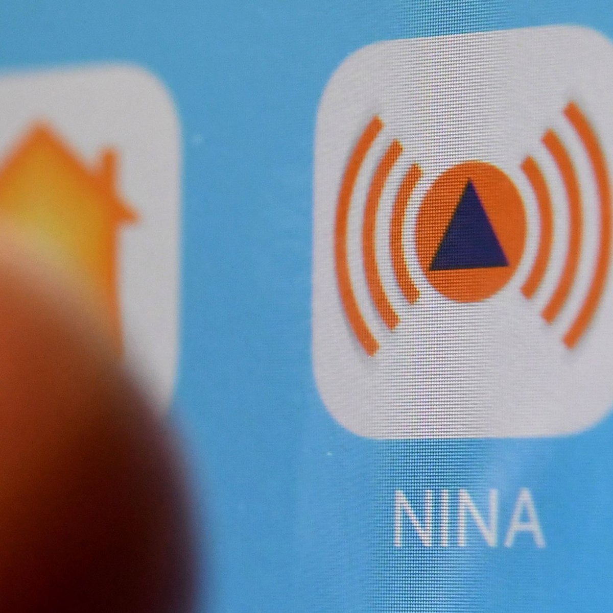 Das Bundesamt für Bevölkerungsschutz und Katastrophenhilfe (BBK), das den Probealarm am bundesweiten Warntag auslöst, betreibt die Warn-App NINA. (Symbolbild) - Foto: Marijan Murat/dpa