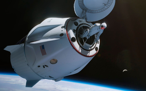 Der Crew Dragon hat keine Schleuse - es geht direkt raus ins All. (Illustration) - Foto: SpaceX/AP/dpa