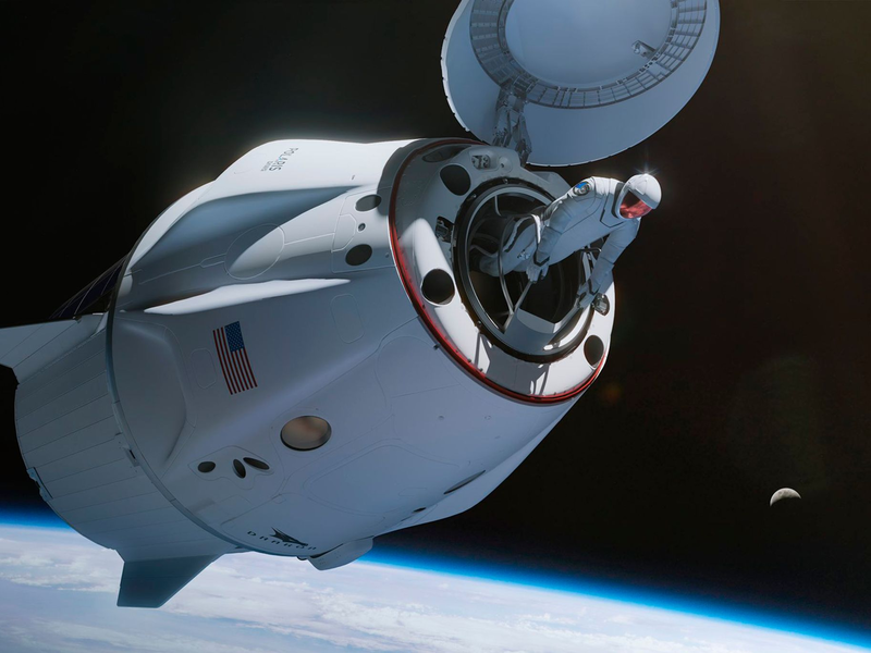 Der Crew Dragon hat keine Schleuse - es geht direkt raus ins All. (Illustration) - Foto: SpaceX/AP/dpa