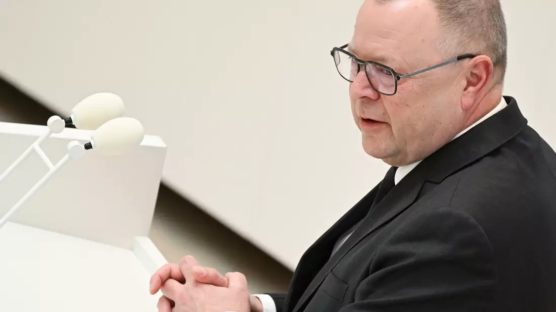 Der Innenminister greift nun gegen das Islamische Zentrum durch. (Archivbild) - Bild: Jens Kalaene/dpa