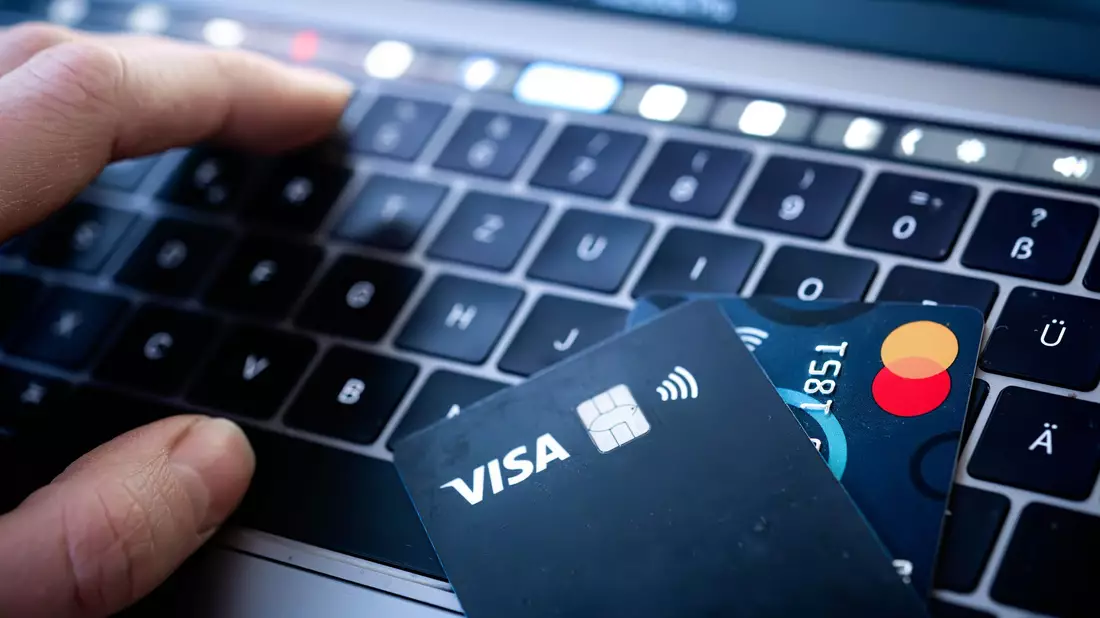 Derzeit kommt es zu Problemen bei der Zahlung mit bestimmten Debit- und Kreditkarten (Archivfoto). - Bild: Sina Schuldt/dpa
