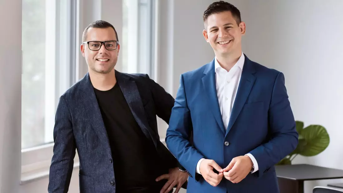 Solarchef verschwindet mit Millionensumme: Die Experten Aaron Brück und Philipp Boros verraten, worauf Kunden bei der Wahl eines PV-Anbieters achten sollten - Bild: presseportal.de