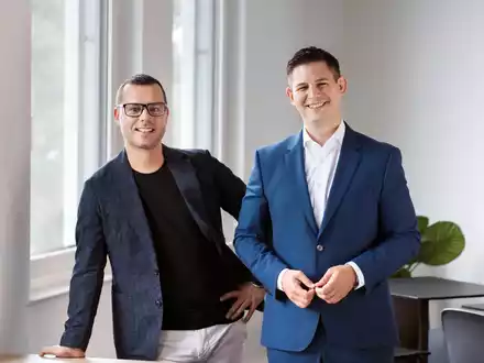 Solarchef verschwindet mit Millionensumme: Die Experten Aaron Brück und Philipp Boros verraten, worauf Kunden bei der Wahl eines PV-Anbieters achten sollten - Foto: presseportal.de