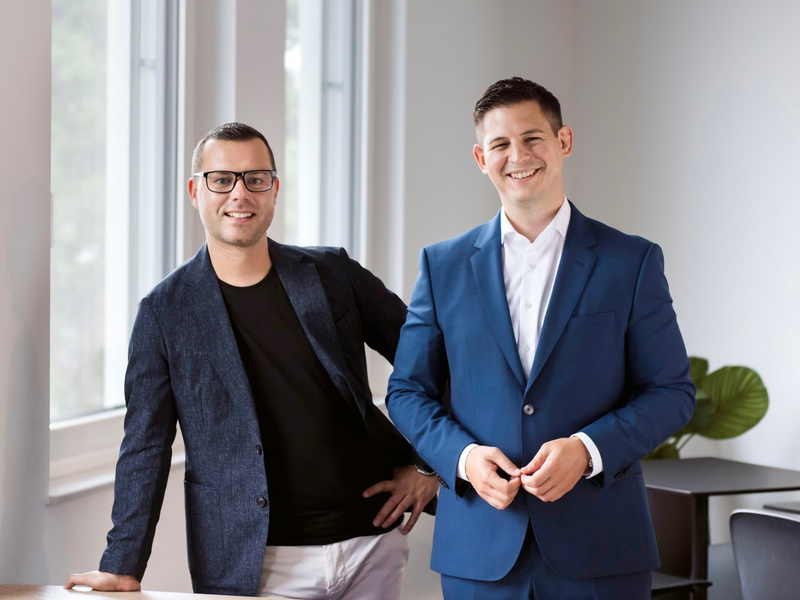 Solarchef verschwindet mit Millionensumme: Die Experten Aaron BrĂŒck und Philipp Boros verraten, worauf Kunden bei der Wahl eines PV-Anbieters achten sollten - Foto: presseportal.de