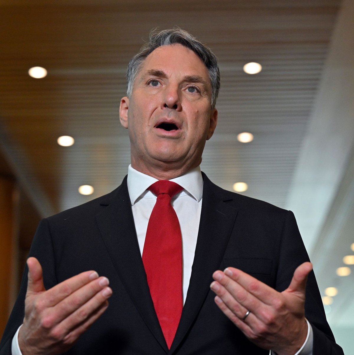 Verteidigungsminister Richard Marles zieht Konsequenzen aus dem Bericht. - Foto: Mick Tsikas/AAP/AP