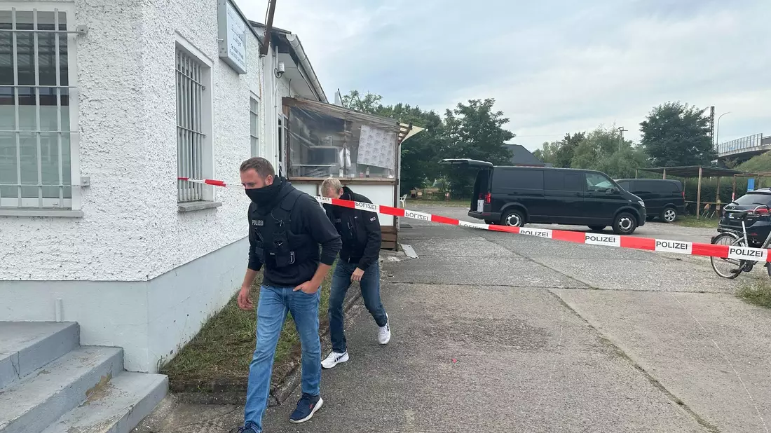 Ein Spürhund kommt zum Einsatz am Vereinssitz des Islamischen Zentrums in Fürstenwalde im Osten Brandenburgs. - Bild: Lutz Deckwerth/dpa