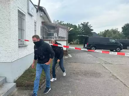 Ein Spürhund kommt zum Einsatz am Vereinssitz des Islamischen Zentrums in Fürstenwalde im Osten Brandenburgs. - Foto: Lutz Deckwerth/dpa