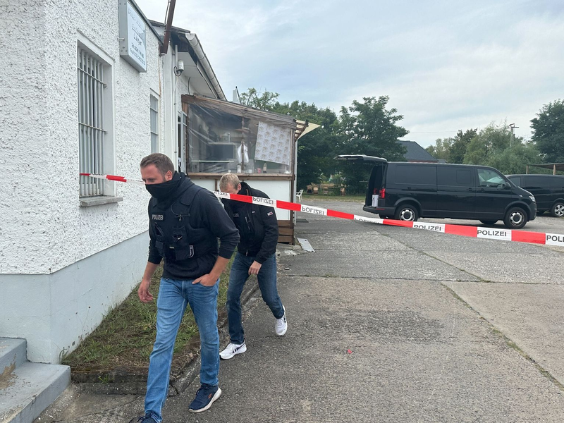 Ein Spürhund kommt zum Einsatz am Vereinssitz des Islamischen Zentrums in Fürstenwalde im Osten Brandenburgs. - Foto: Lutz Deckwerth/dpa