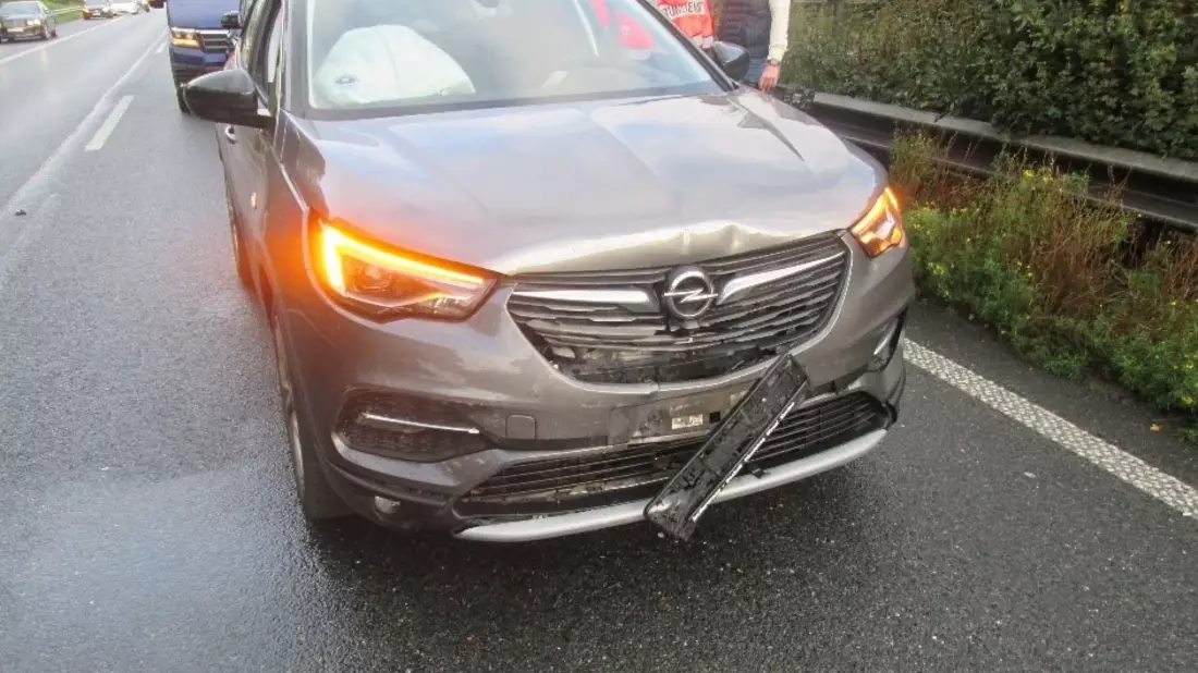 POL-DEL: Autobahnpolizei Ahlhorn: Auffahrunfall mit zwei beteiligten Pkw auf der Autobahn 28 (Gemeinde Ganderkesee) +++ Eine leichtverletzte Person +++ Hoher Sachschaden - Bild: presseportal.de