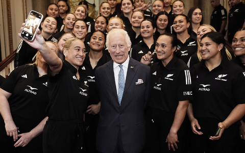 Der Monarch bekommt eine herzliche Umarmung. - Foto: Aaron Chown/PA Wire/dpa