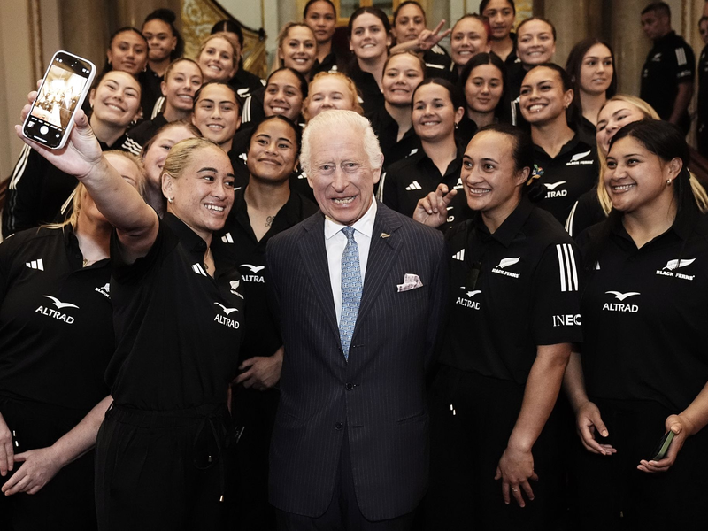 Der Monarch bekommt eine herzliche Umarmung. - Foto: Aaron Chown/PA Wire/dpa