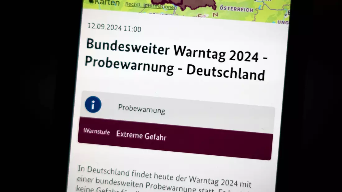 Erst kommt der Warnton. Dann ploppt eine Nachricht auf. Verbreitet wurde der Probealarm unter anderem über Warn-Apps wie Nina und Katwarn. - Bild: Sina Schuldt/dpa