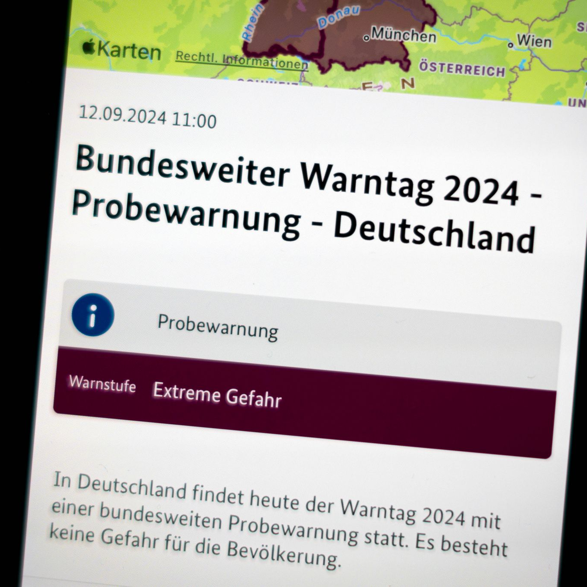 Erst kommt der Warnton. Dann ploppt eine Nachricht auf. Verbreitet wurde der Probealarm unter anderem über Warn-Apps wie Nina und Katwarn. - Foto: Sina Schuldt/dpa