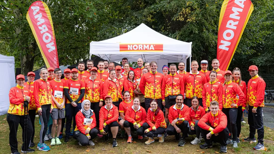 Mit Teamgeist zum Erfolg: Mehr als 80 NORMA-Mitarbeitende gingen beim 14. Fürther Firmenlauf an den Start / Bei NORMA läuft's einfach - auch bei Nieselregen - Bild: presseportal.de
