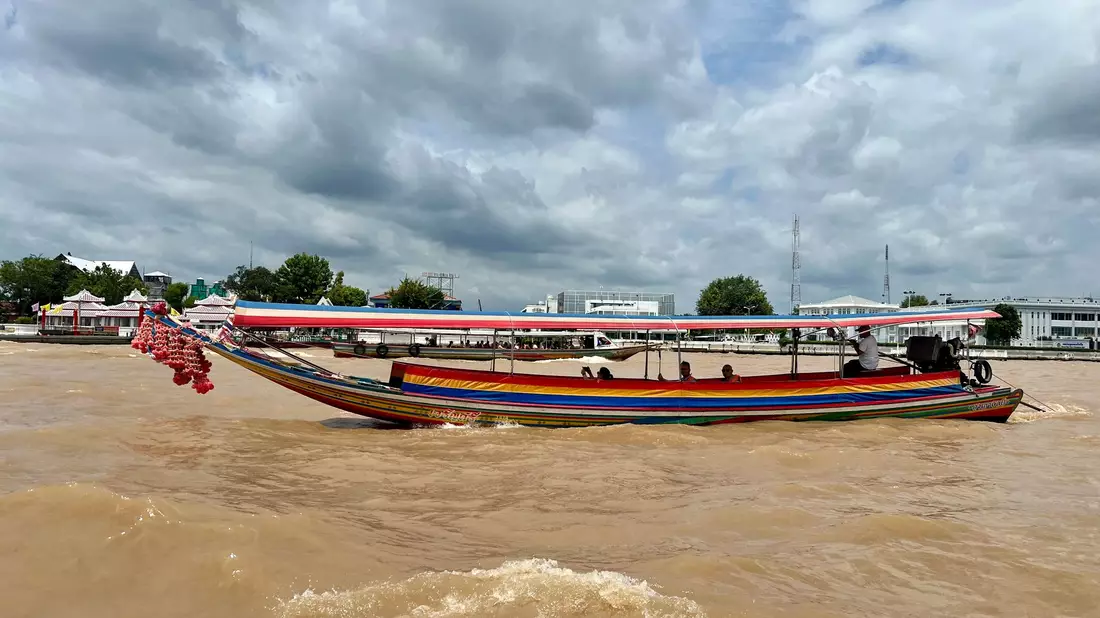 Auch in der Hauptstadt Bangkok rechnen die Behörden mit einem baldigen Überlaufen des mächtigen Chao Phraya, dessen Pegelstände ständig steigen. - Bild: Carola Frentzen/dpa