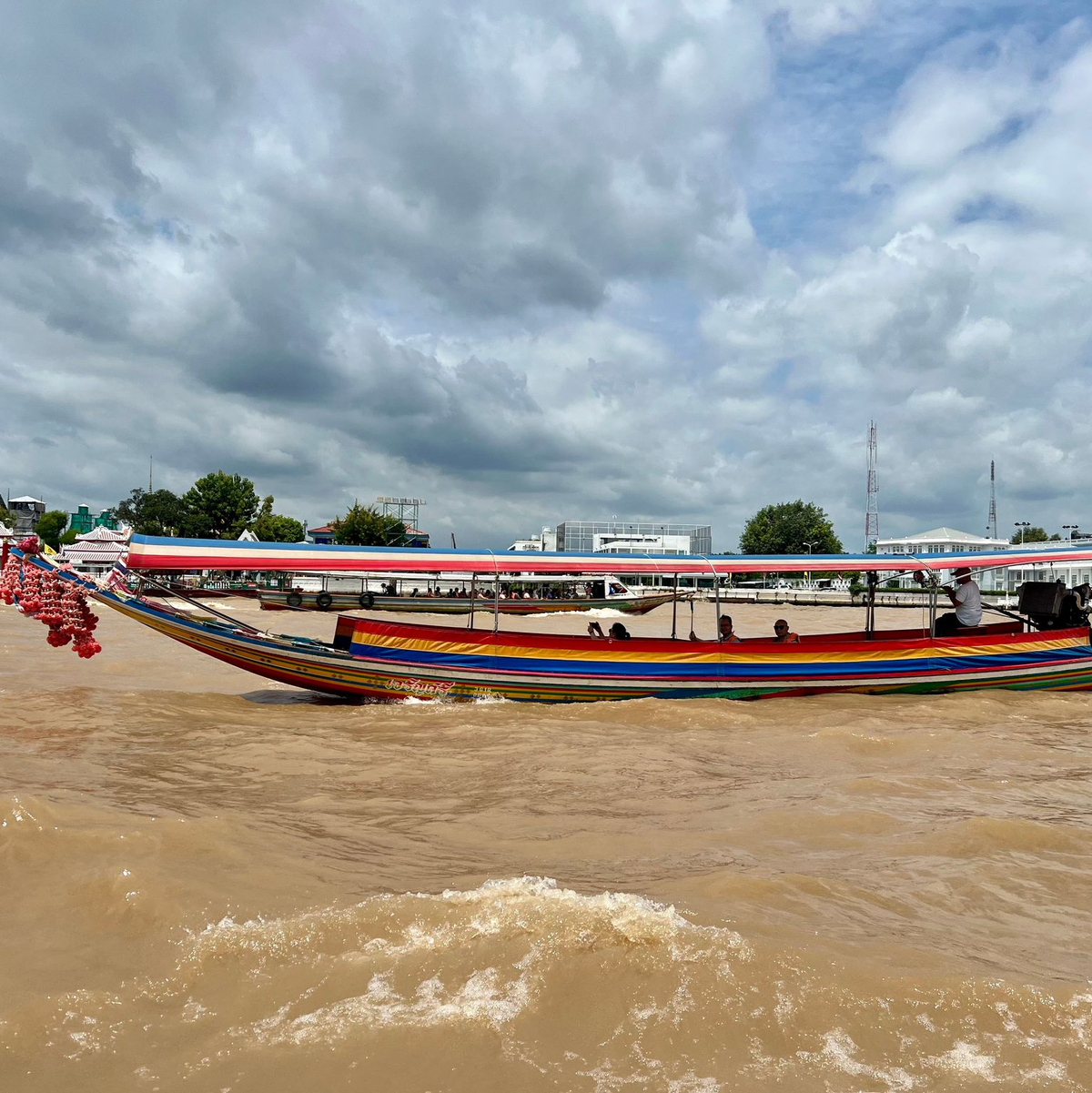 Auch in der Hauptstadt Bangkok rechnen die Behörden mit einem baldigen Überlaufen des mächtigen Chao Phraya, dessen Pegelstände ständig steigen. - Foto: Carola Frentzen/dpa