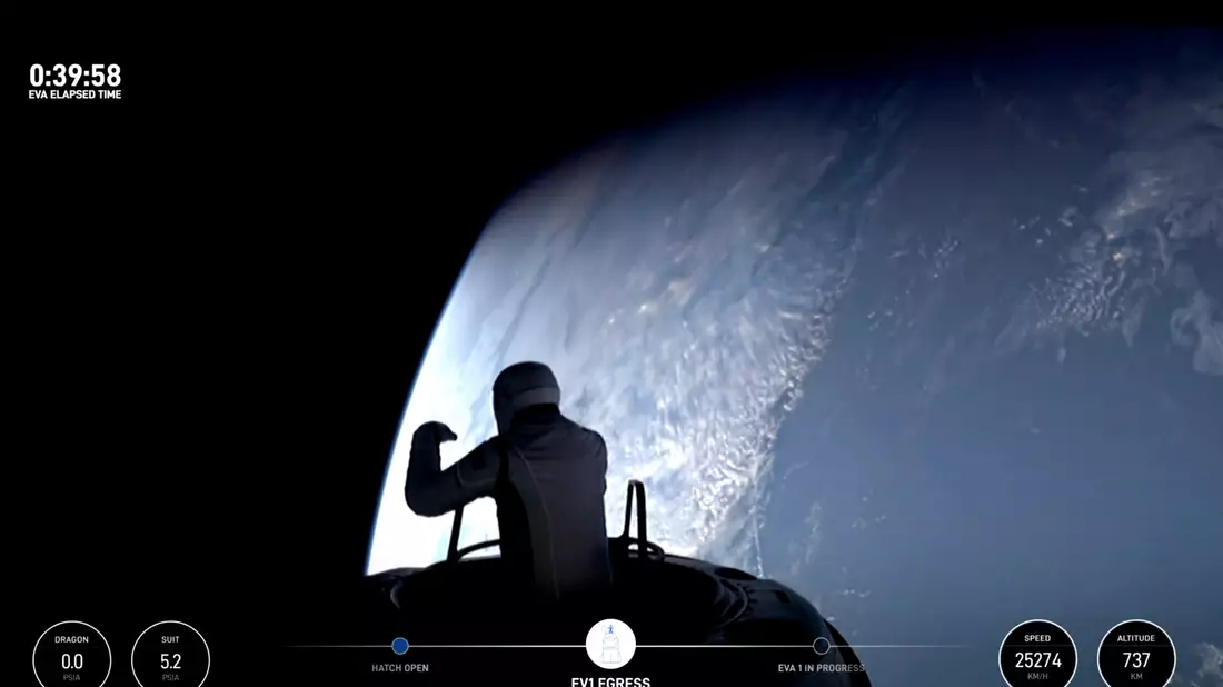 Ingenieurin Sarah Gillis auf dem Weg aus der Kapsel. - Bild: Uncredited/SpaceX/AP/dpa