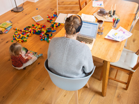 Illustration Homeoffice: Das Münchner Ifo-Institut stellt stabile Zahlen fest.  - Foto: Julian Stratenschulte/dpa