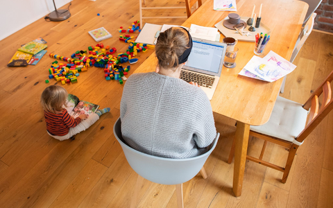 Illustration Homeoffice: Das Münchner Ifo-Institut stellt stabile Zahlen fest.  - Foto: Julian Stratenschulte/dpa