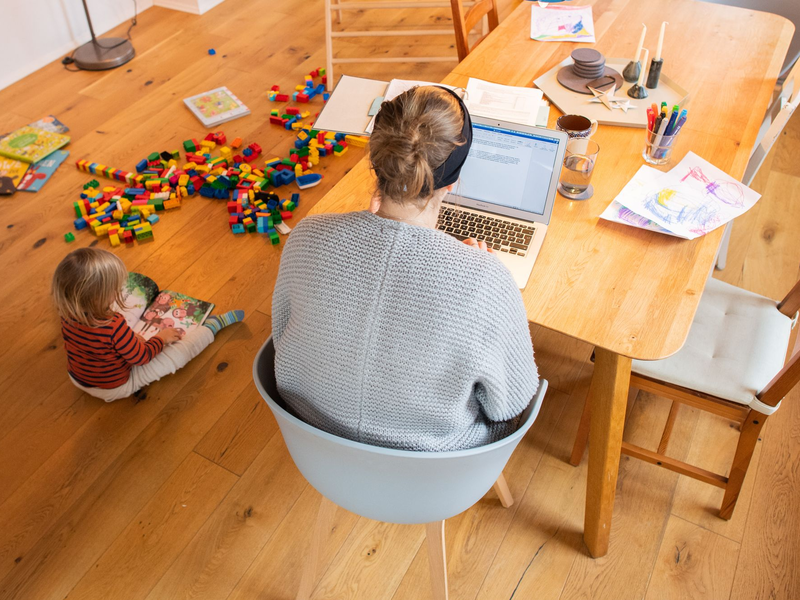 Illustration Homeoffice: Das Münchner Ifo-Institut stellt stabile Zahlen fest.  - Foto: Julian Stratenschulte/dpa