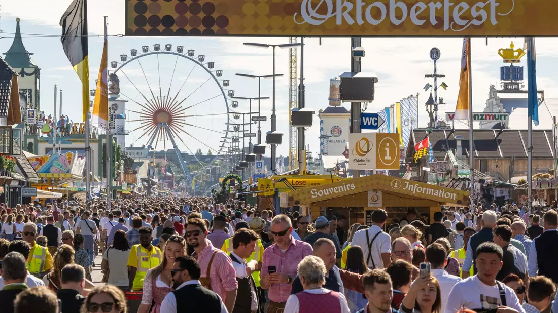 Die Wiesn 2023 lockte die rekordverdächtige Zahl von 7,2 Millionen Gästen an. (Archivfoto) - Bild: Peter Kneffel/dpa