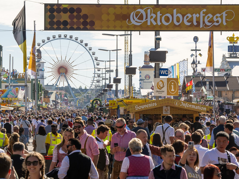 Die Sicherheitskontrollen auf dem diesjährigen Oktoberfest sollen intensiviert werden. (Archivbild) - Foto: Peter Kneffel/dpa