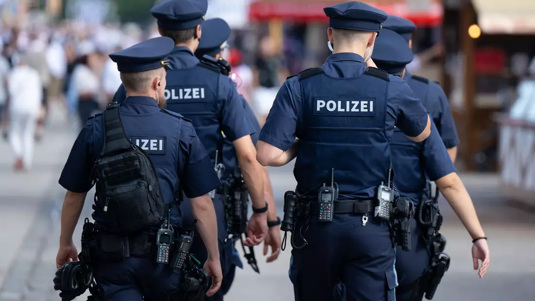 Hunderte Polizeibeamte sichern das Volksfest. (Archivbild) - Bild: Sven Hoppe/dpa