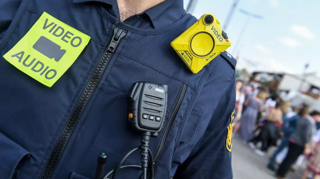 Beamte sind mit Bodycams unterwegs. (Archivbild) - Bild: Felix Hörhager/dpa