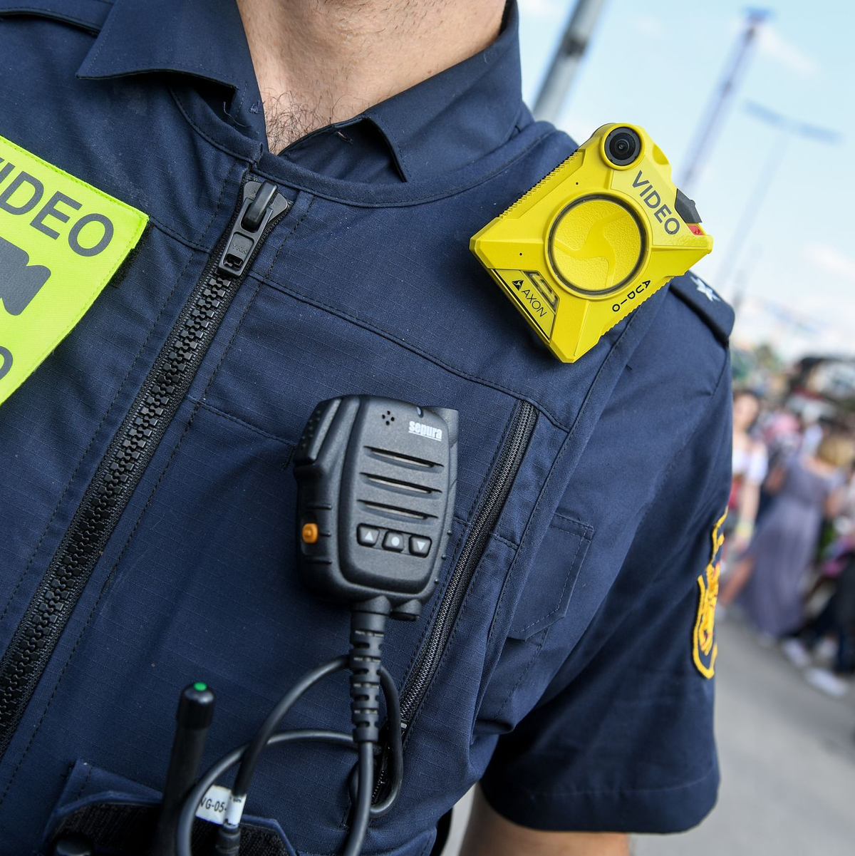 Beamte sind mit Bodycams unterwegs. (Archivbild) - Foto: Felix Hörhager/dpa